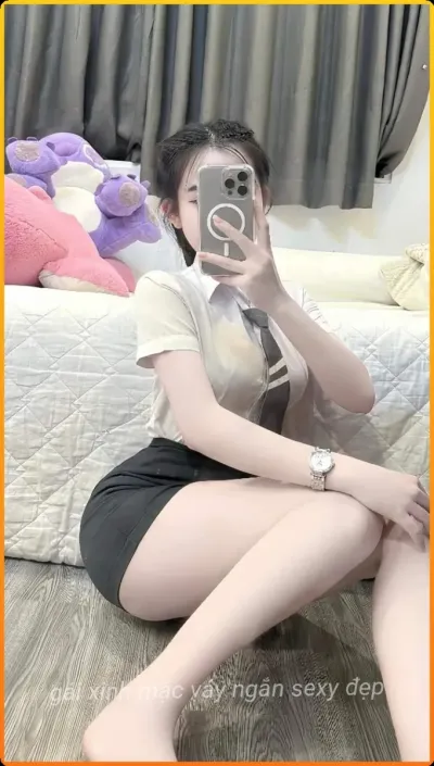 Hình ảnh giúp người xem hiểu rõ hơn về gai xinh mac vay ngan chan dai cuon hut.