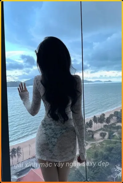 Hình ảnh về anh gai xinh tiktok mac vay ngan thu hut.
