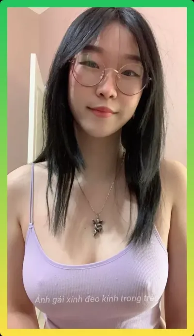 Hình ảnh về anh gai xinh deo kinh can phong cach han quoc.