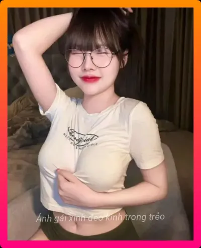 Minh họa thực tế cho anh gai xinh deo kinh toa sang.