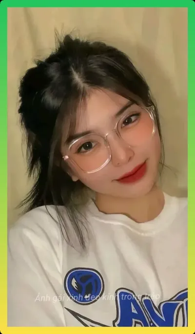 Hình ảnh về gai xinh deo kinh cuoi toa nang.