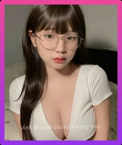 Ảnh mô tả gai xinh deo kinh phong cach hoc sinh.