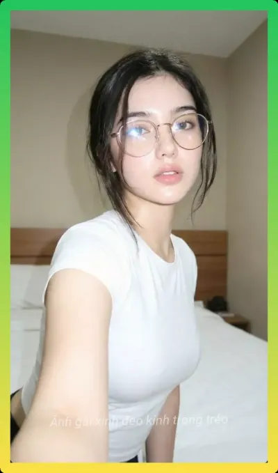 Hình ảnh về gai xinh deo kinh trong tre trung dang yeu.