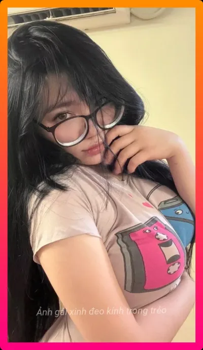 Minh họa thực tế cho hot girl deo kinh xinh dep cuon hut.