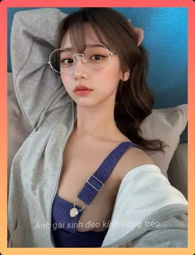 Hình ảnh giúp người xem hiểu rõ hơn về nu sinh deo kinh selfie de thuong.