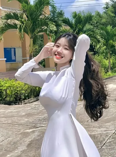 Anh-gai-xinh-mac-ao-dai-trang-tinh-khoi
