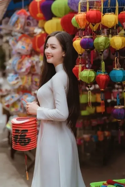 Gai-xinh-mac-ao-dai-sieu-mong-trang-nha
