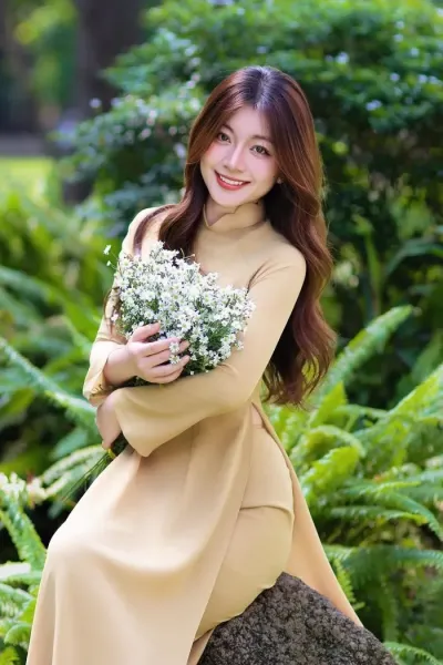 Hinh-co-gai-mac-ao-dai-diu-dang