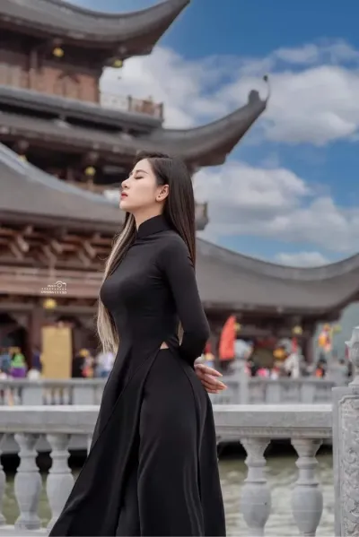 Hinh-co-gai-mac-ao-dai-phong-cach-co-dien