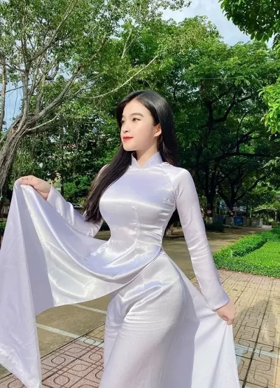 Hinh-nu-sinh-mac-ao-dai-trang-trong-treo