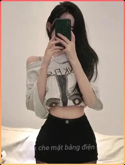 Anh-gai-xinh-che-mat-bang-dien-thoai-bieu-cam-ngau