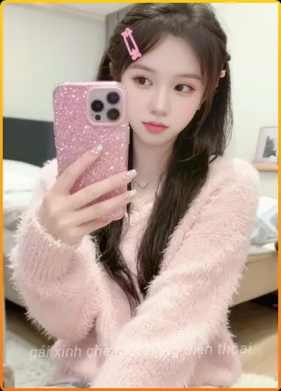 Anh-gai-xinh-che-mat-bang-dien-thoai-toc-suon-dai