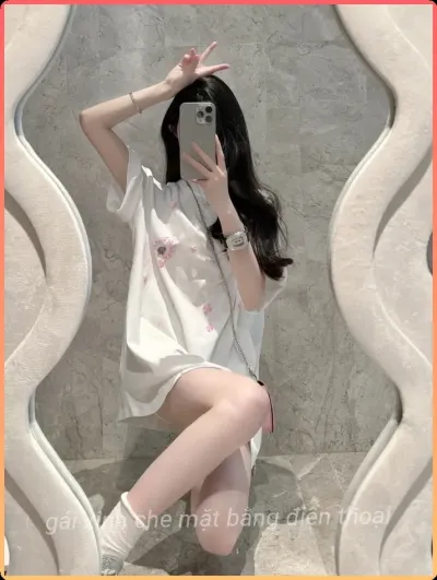 Anh-girl-xinh-che-mat-bang-dien-thoai-truoc-guong
