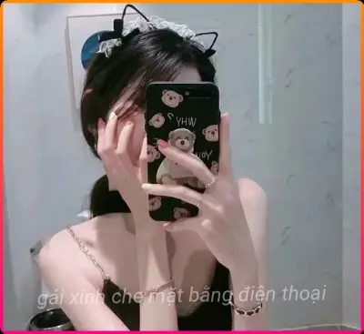 Co-gai-che-mat-bang-dien-thoai-trong-guong