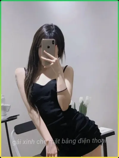 Gai-xinh-che-mat-bang-dien-thoai-tao-vibe-bi-an