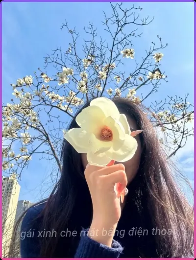 Girl-xinh-che-mat-phong-cach-toi-gian