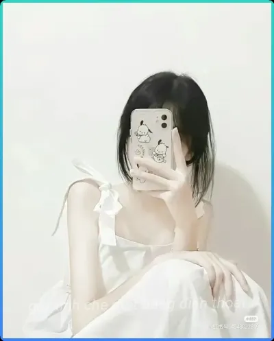 Hinh-girl-xinh-che-mat-bang-dien-thoai-hien-dai