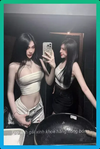 Hình ảnh chi tiết về gai xinh khoe hang trong trang phuc om sat quyen ru.