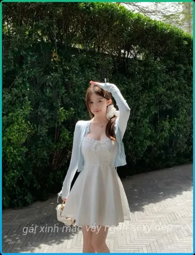 Hình ảnh về gai xinh vay trang ngan thanh lich.
