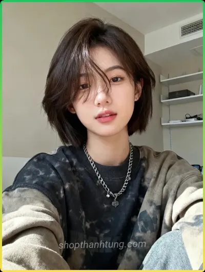 Anh-gai-xinh-che-mat-toc-ngan-cuon-mat