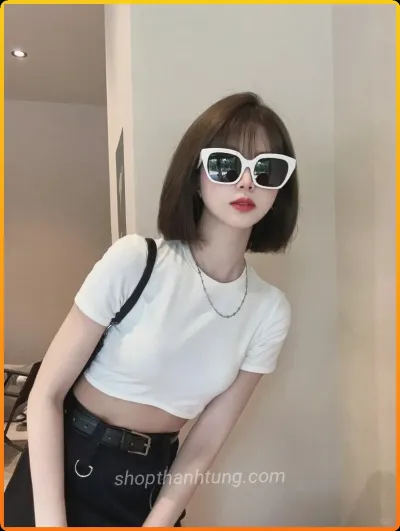 Anh-gai-xinh-toc-ngan-deo-kinh-quyen-ru