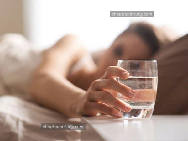 Uống nước để bù nước và tăng cường tuần hoàn