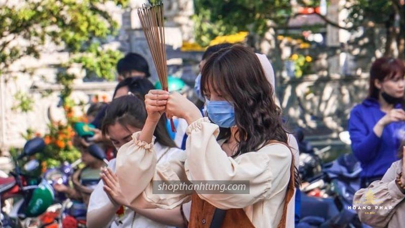 Đi chùa ngày đèn đỏ có ảnh hưởng đến linh khí không