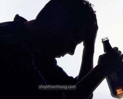 Vì sao đàn ông thích uống rượu khi buồn