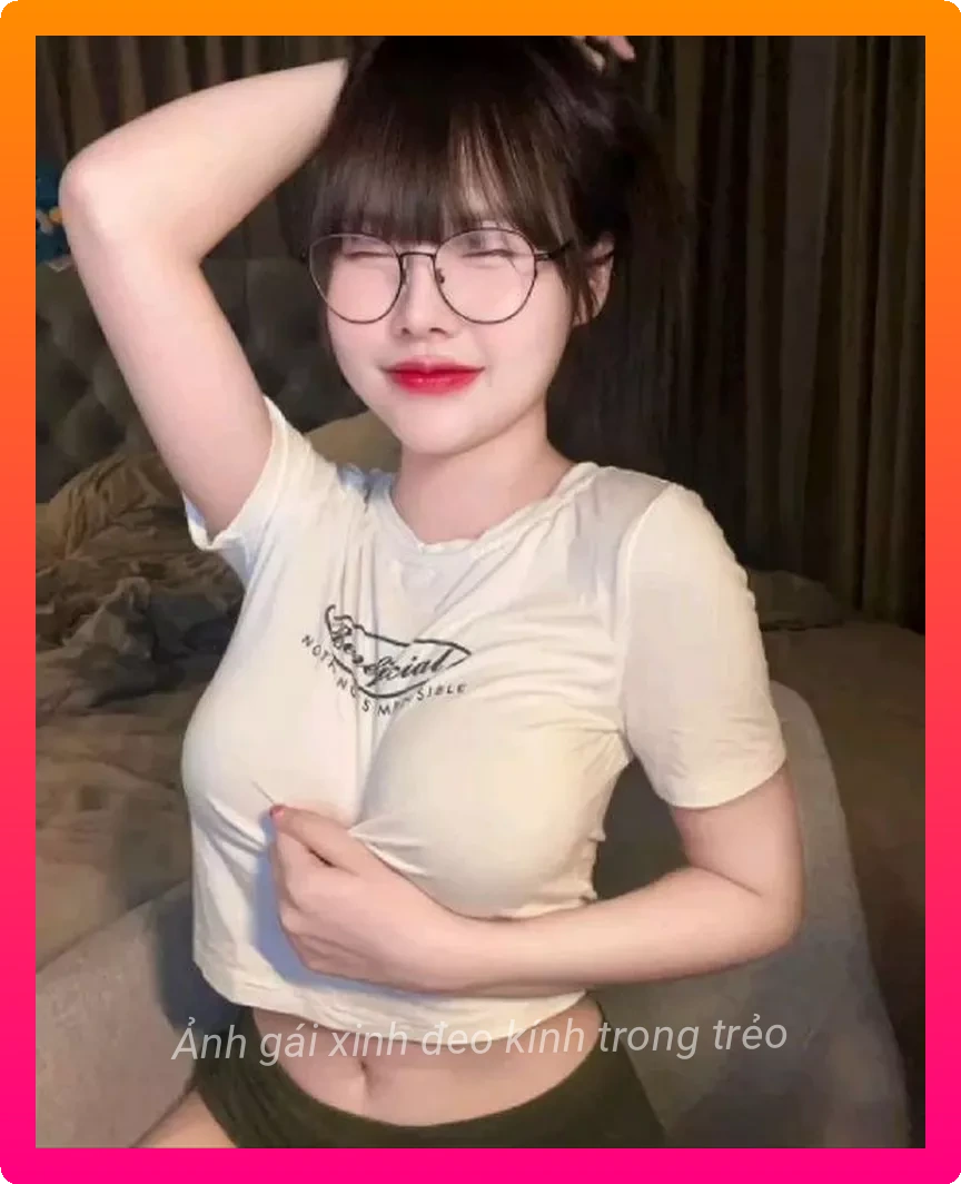Anh gai xinh deo kinh toa sang