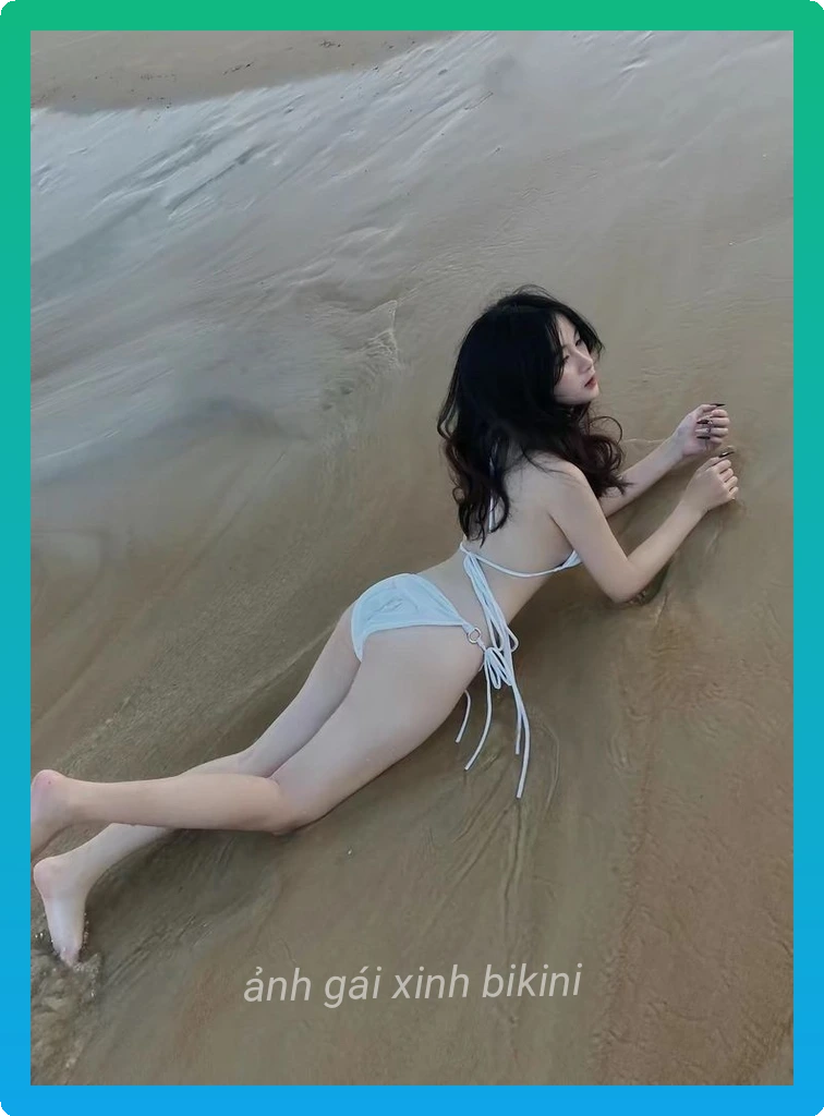 Anh gai mac bikini sieu nho phong cach hien dai