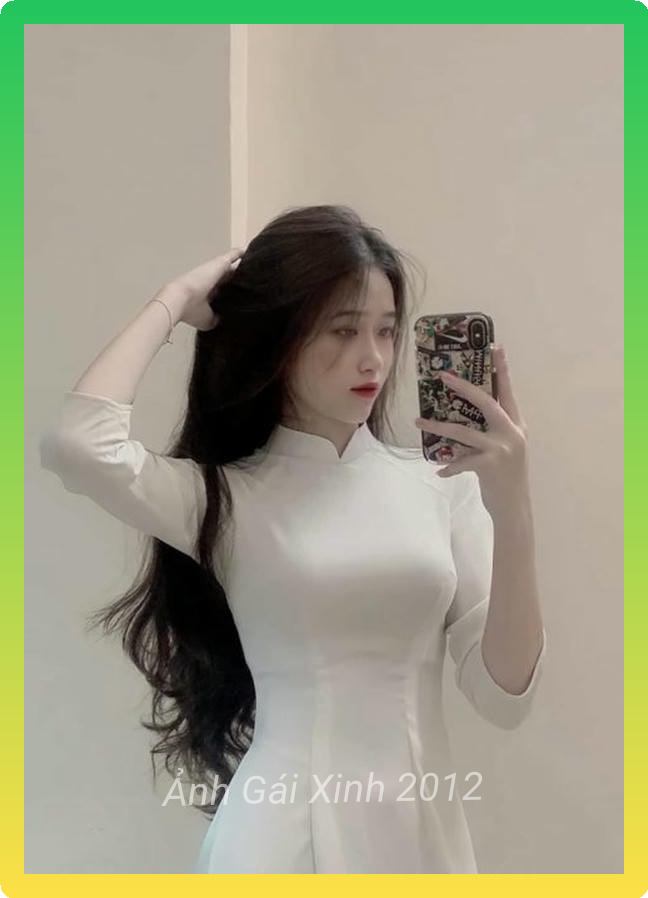 Anh gai xinh cam dien thoai