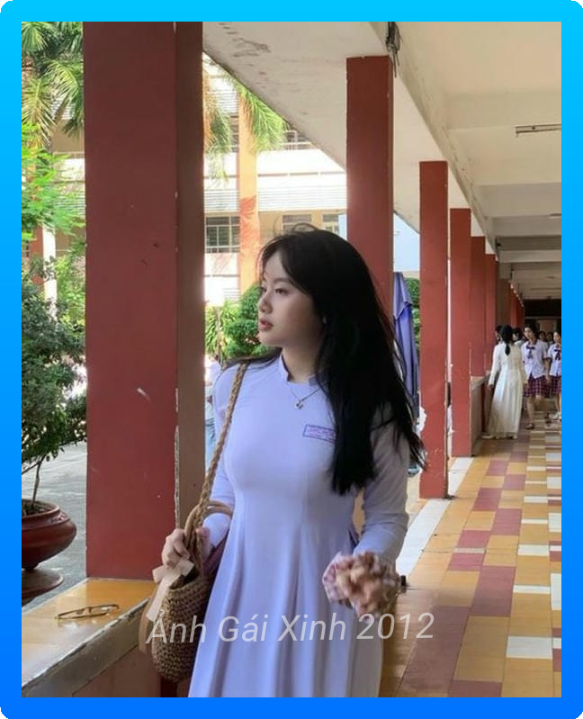 Anh gai xinh che mat di