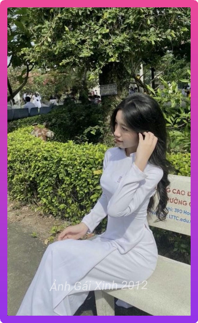 Anh gai xinh ngoi ben ghe da