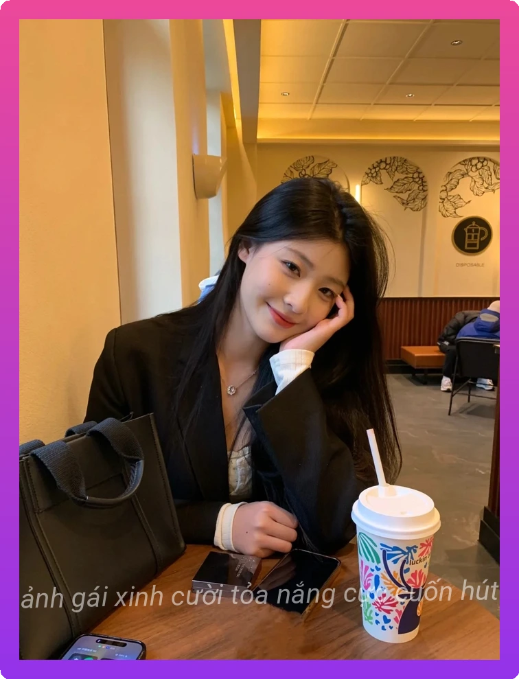 Anh gai xinh cuoi che mat cute