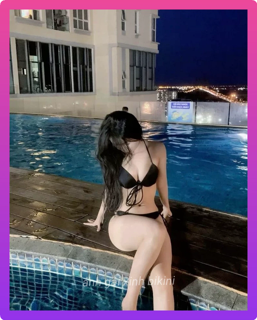 Co gai bikini dang chuan nguoi mau
