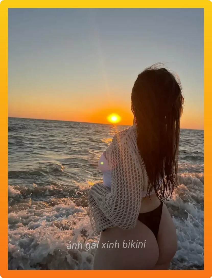 Co gai xinh bikini dang chuan ben bien xanh