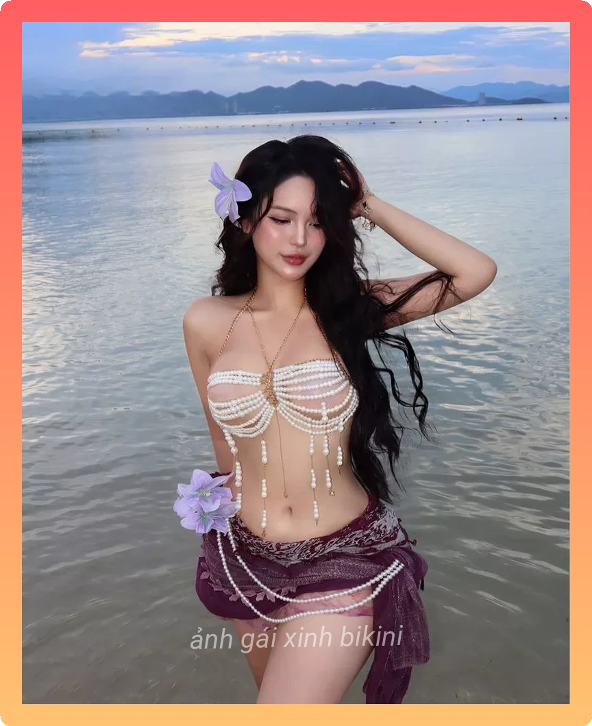 Co gai xinh bikini tha dang ben song bien