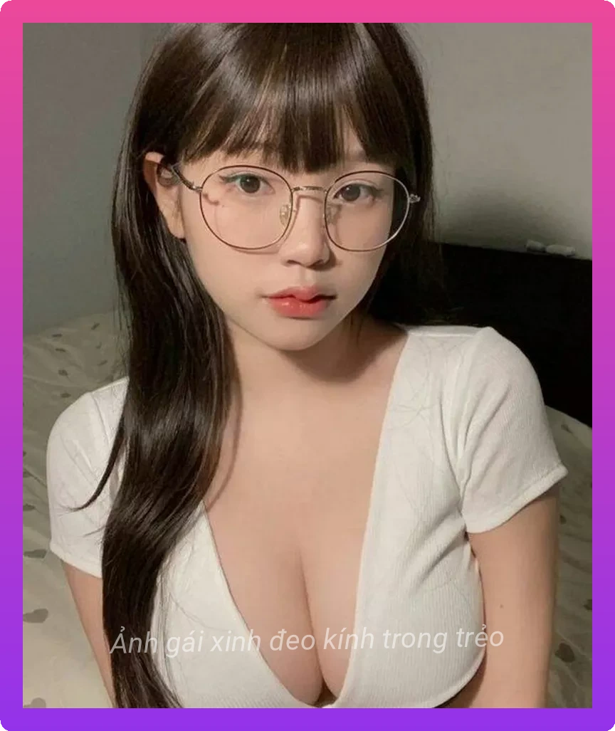 Gai xinh deo kinh phong cach hoc sinh