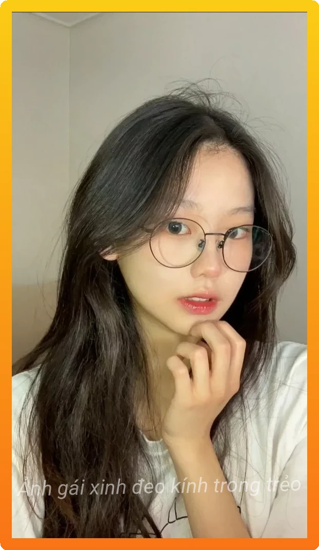 Gai xinh deo kinh tron phong cach vintage