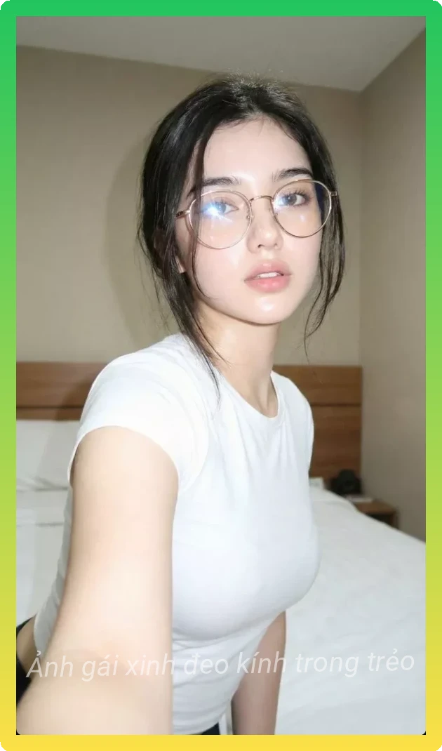 Gai xinh deo kinh trong tre trung dang yeu