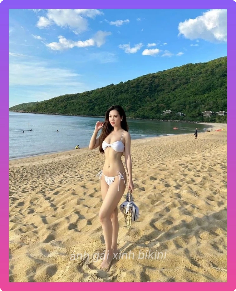 Gai dep mac bikini sieu nho day suc song