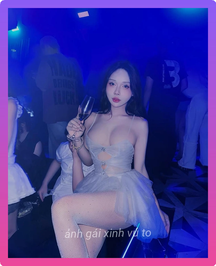 Gai xinh khoe vong 1 cuc nong bong