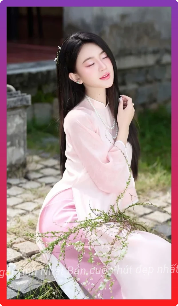 Gai xinh mac ao dai nhe nhang tu nhien