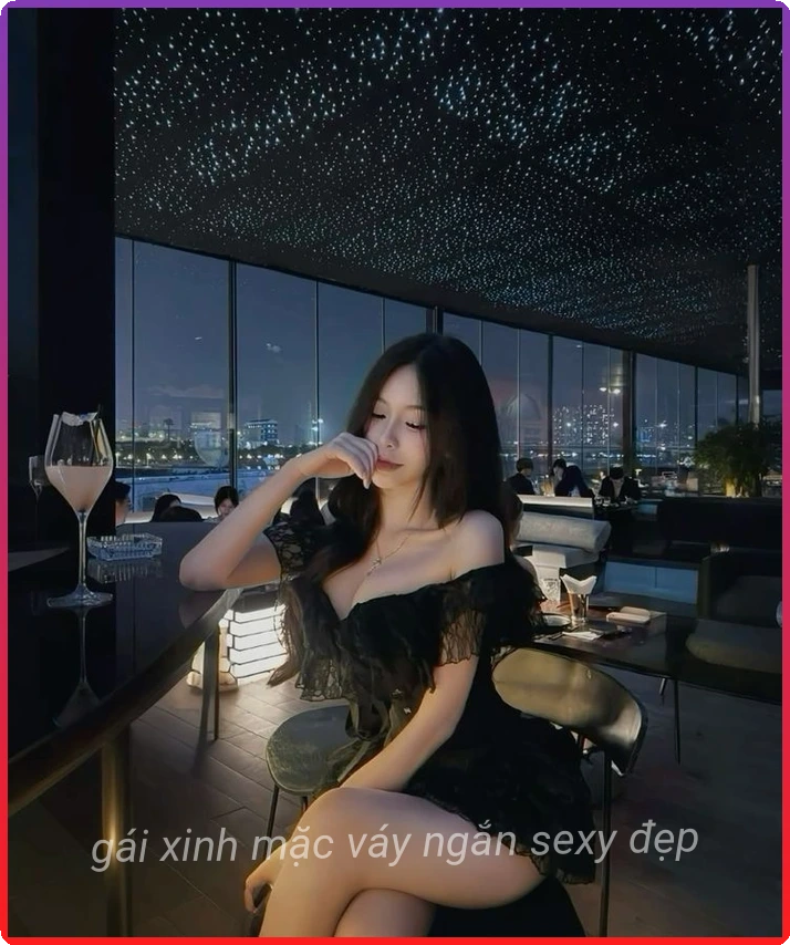 Gai xinh mac vay ngan den ca tinh