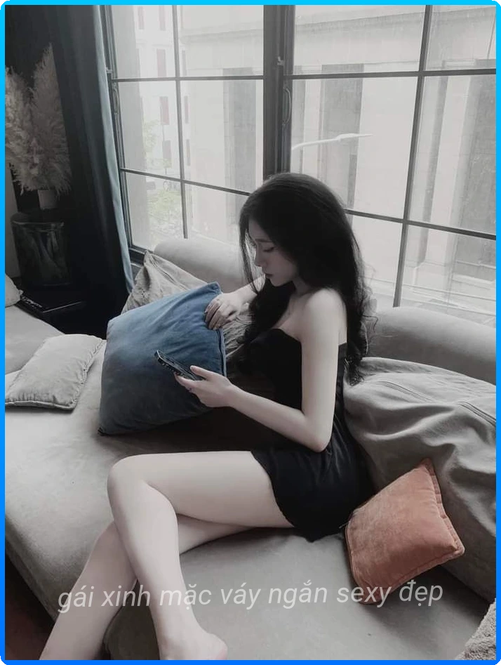 Gai xinh mac vay ngan den phoi do tinh te