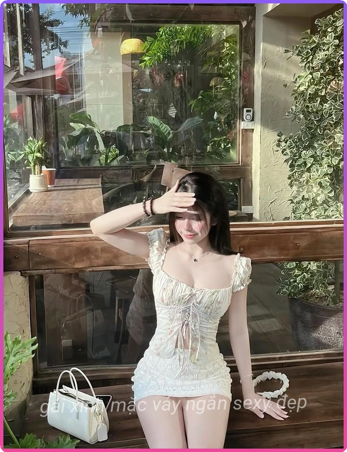 Gai xinh mac vay sieu ngan quyen ru