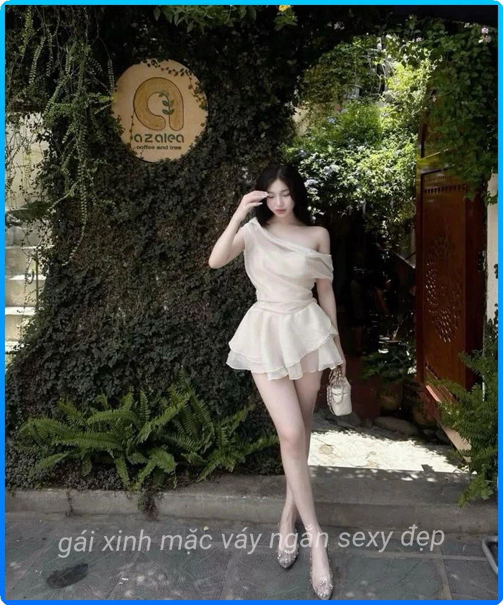 Gai xinh mac vay trang ngan tinh khoi
