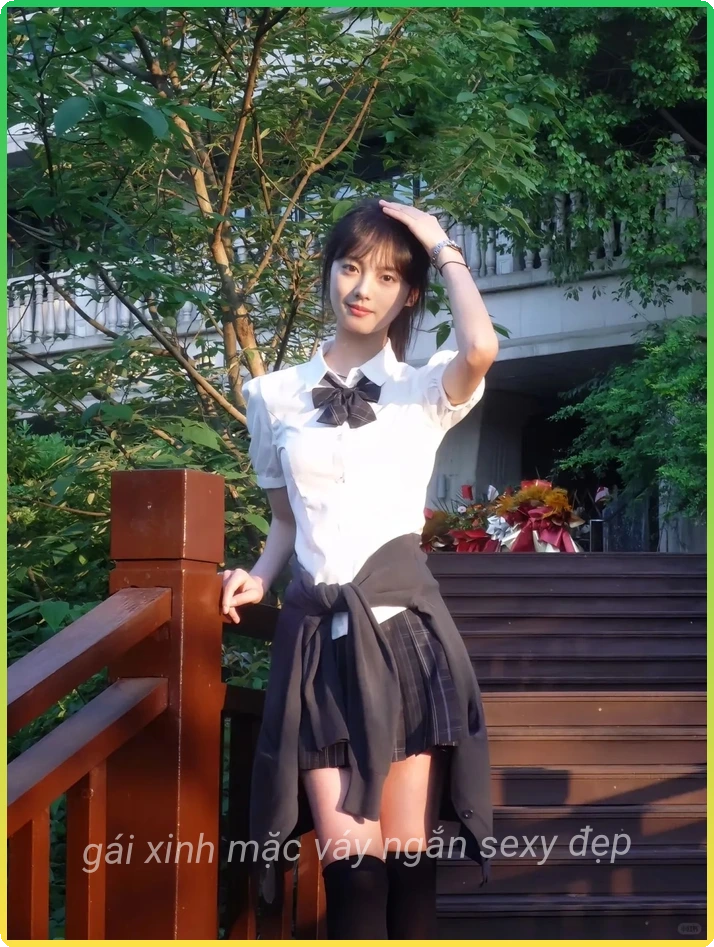 Gai xinh vay ngan den noi bat