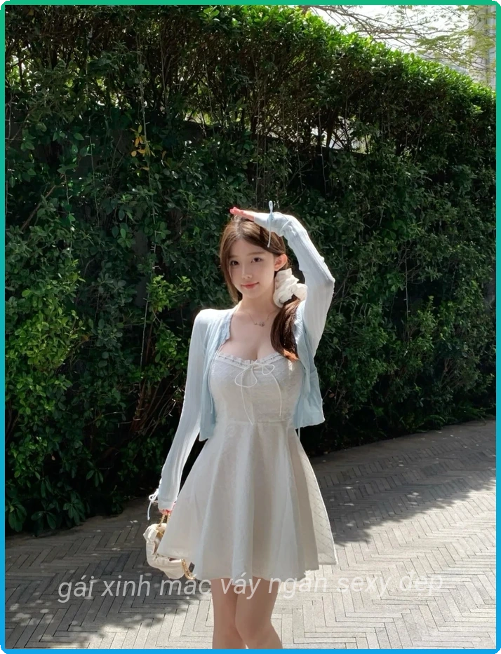 Gai xinh vay trang ngan thanh lich