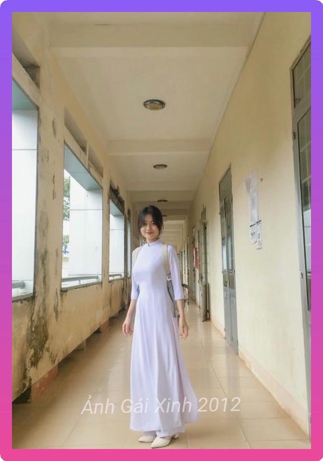 Hinh gai xinh o hanh lang lop hoc